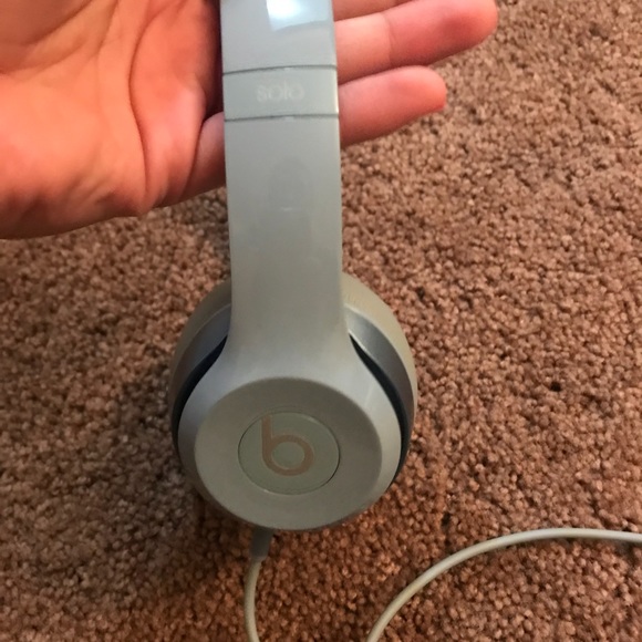 Beats by Dr. Dre Solo 2 On-Ear Wireless Headphones - Picture 4 of 8